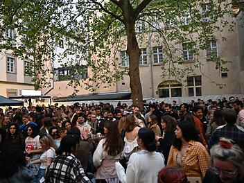 Bamberg: Erste Rathaus-Party in Bamberg kommt gut an - 500 Feiernde im Innenhof Bamberg: Erste Rathaus-Party in Bamberg kommt gut an - 500 Feiernde im Innenhof