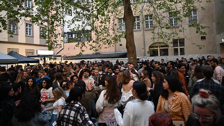 Bamberg: Erste Rathaus-Party in Bamberg kommt gut an - 500 Feiernde im Innenhof