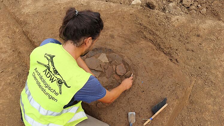 Tauberrettersheim: Archäologen finden Jahrtausende altes Kindergrab - mysteriöser Schädel sorgt für Rätsel