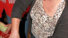 Fest muss das Kraut ins Glas gestopft werden, so dass sich  Saft bildet,  zeigt Irmgard Hau.