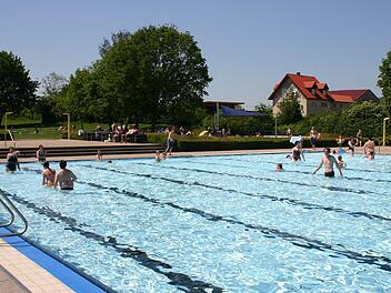 Das Hofheimer Freibad versprach Badespaß. Doch es wurde so marode, dass es heuer geschlossen bleiben muss. Ein neues Freibad soll entstehen. Foto: FT-Archiv