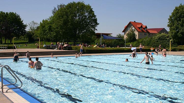 Das Hofheimer Freibad versprach Badespaß. Doch es wurde so marode, dass es heuer geschlossen bleiben muss. Ein neues Freibad soll entstehen. Foto: FT-Archiv