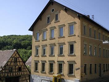 Im hinteren Teil des Egloffsteiner BdK-Hauses (l.) ist eine Praxis untergebracht. Der Rest steht leer.Foto: Löwisch