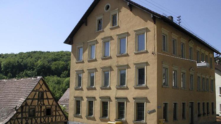 Im hinteren Teil des Egloffsteiner BdK-Hauses (l.) ist eine Praxis untergebracht. Der Rest steht leer.Foto: Löwisch