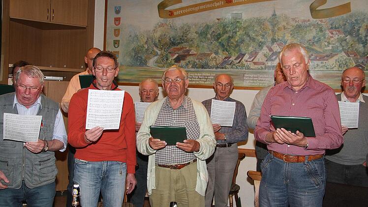 Bei den Proben geht es gemütlich zu, alle Generationen sind vertreten. Dienstags üben die Männer, mittwochs die Damen. Foto:Sonja Adam