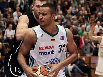 Mit 21 Punkten traf Johannes Thiemann (vorn) am besten für die Baunacher in Kirchheim. Foto: sportpress