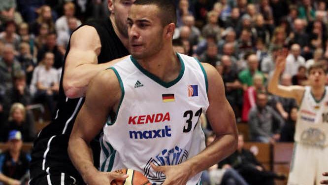 Mit 21 Punkten traf Johannes Thiemann (vorn) am besten für die Baunacher in Kirchheim. Foto: sportpress
