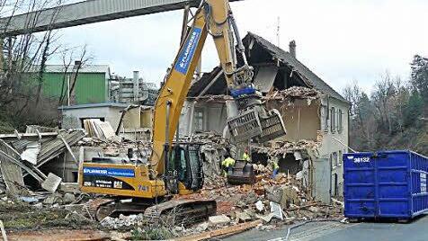 Die Abrissfirma Plannerer rückt dem ehemaligen Betriebsgebäude der Hartsteinwerke Schicker zu Leibe. Foto: Klaus-Peter Wulf
