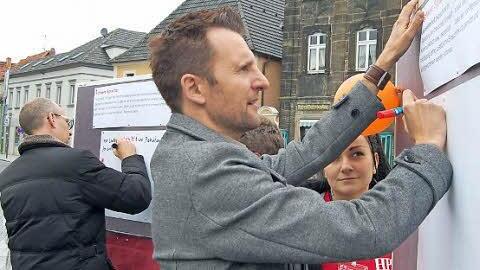 Landrat Christin Meißner (links) und Bürgermeister Andreas Hügerich versuchten sich in "leichter Sprache".