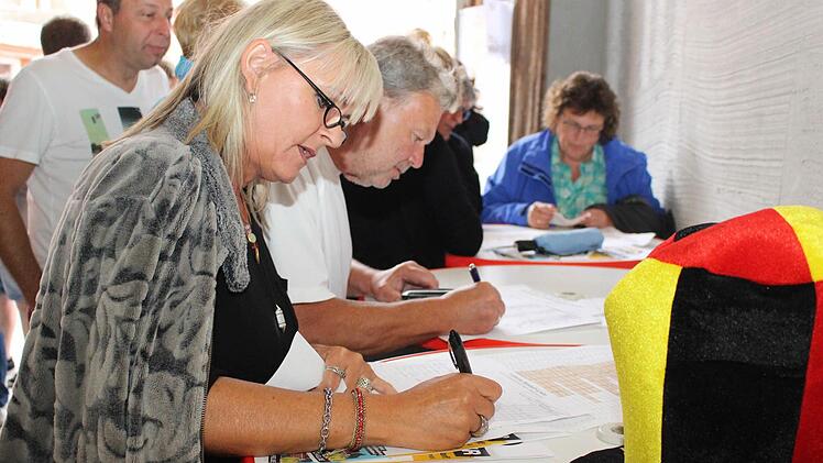 Die Mitglieder trugen sich eifrig in die Helferlisten für die Kirchweih ein. Foto: Evi Seeger
