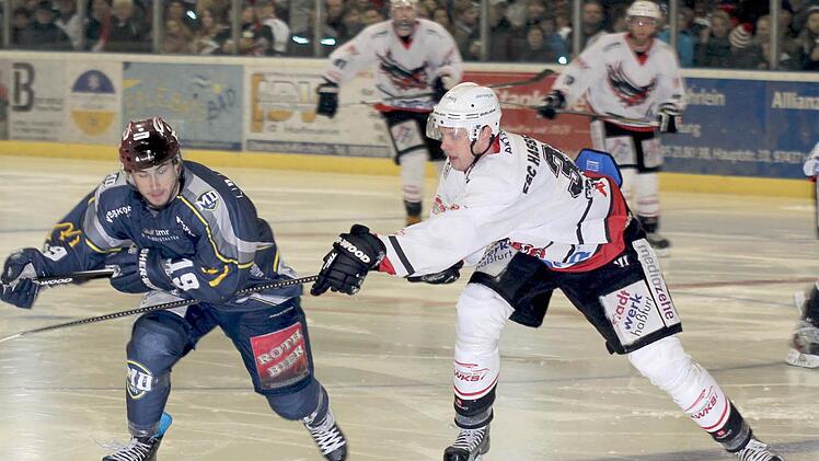 Ein erneut mögliches Duell beim Derby: Der Haßfurter David Franek (rechts) gegen den Schweinfurter Fritz Geuder. Wenn die "Hawks" am Freitagabend auf die "Mighty Dogs" treffen, ist jedenfalls wieder für mächtig Brisanz gesorgt.