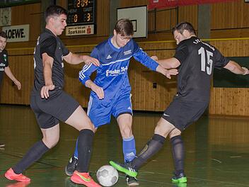 Der FC Mitwitz (blaue Trikots) und der FC Stockheim standen schon vor einem Jahr im Halbfinale um die Kronacher Hallenmeisterschaft und gehören auch morgen zu den Favoriten. Foto: Heinrich Weiß