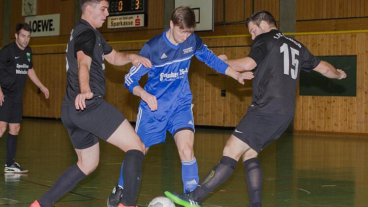 Der FC Mitwitz (blaue Trikots) und der FC Stockheim standen schon vor einem Jahr im Halbfinale um die Kronacher Hallenmeisterschaft und gehören auch morgen zu den Favoriten. Foto: Heinrich Weiß