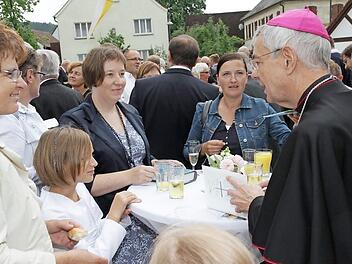 Erzbischof Ludwig Schick nahm sich Zeit für die Gläubigen in Drosendorf. Foto: Mathias Erlwein