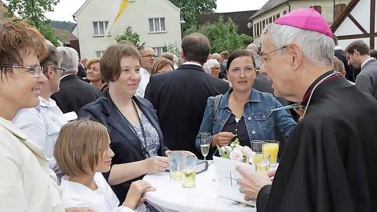 Erzbischof Ludwig Schick nahm sich Zeit für die Gläubigen in Drosendorf. Foto: Mathias Erlwein