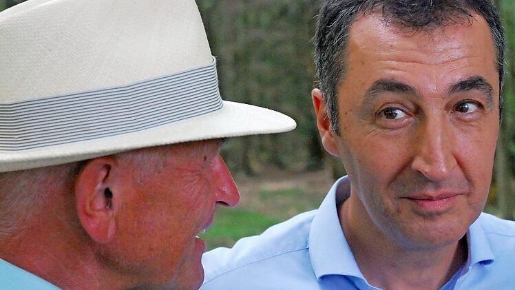 Schwarz-grüne Einflüsterungen: Günther Denzler versorgt Cem Özdemir mit Hintergrundinformationen zum Naturschutz auf bayerische Art.