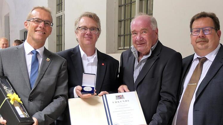 Bei der Preisverleihung in München (von links): Strullendorfs Bürgermeister Wolfgang Desel, Michael Müller und Karl Körner vom Heimatkundlichen Verein Zeegenbachtal und Adalbert Mößner vom Landratsamt Bamberg.Andrea Spörlein