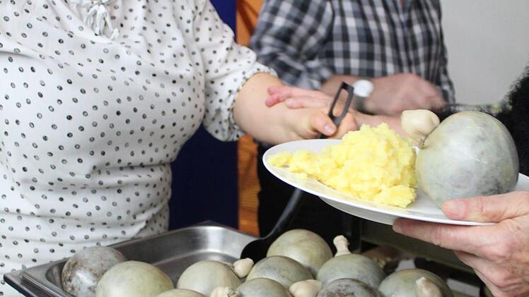 Luisa Dier, hier Portionen Haggis verteilend, war später auch am Flügel zu erleben.  Fotos: Markus Häggberg
