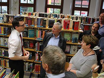 Im April 2018 besuchte der Stadtrat die Bibliothek im Alten Rathaus. Bibliotheksleiter Jan Marberg machte schon damals auf die ungünstige Raumsituation aufmerksam. Foto: Archiv/Ulrike Müller