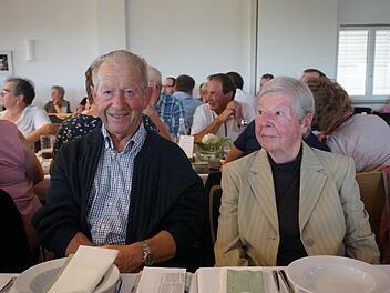 Dem Stifterehepaar Helmut und Leonie Schmitt ist das neue  Dorfgemeinschaftshaus in Langenleiten zu verdanken. Foto: Marion Eckert