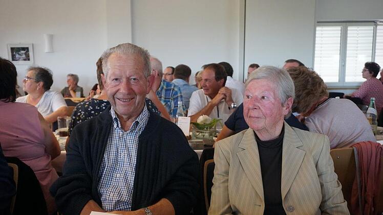Dem Stifterehepaar Helmut und Leonie Schmitt ist das neue  Dorfgemeinschaftshaus in Langenleiten zu verdanken. Foto: Marion Eckert
