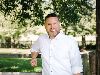 Der 41-j&auml;hrige parteilose Ahorner B&uuml;rgermeister Martin Finzel will noch viel f&uuml;r seine Gemeinde bewegen und kandidiert wieder f&uuml;r das Amt, das er innehat. Unterst&uuml;tzt wird er von einem B&uuml;ndnis aus SPD, Freien W&auml;hlern und Gr&uuml;nen.  Foto: Wir f&uuml;r Ahorn