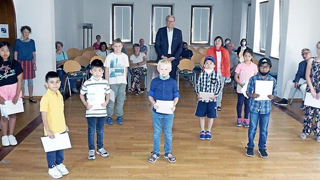 B&uuml;rgermeister German Hacker (Mi.) und einige Lehrkr&auml;fte gratulierten den erfolgreichen Pr&uuml;flingen der Herzogenauracher Musikschule. Foto: Richard S&auml;nger