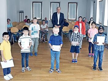 Bürgermeister German Hacker (Mi.) und einige Lehrkräfte gratulierten den erfolgreichen Prüflingen der Herzogenauracher Musikschule. Foto: Richard Sänger