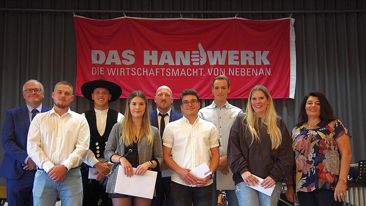 Besondere Ehrung: (von links) Ludwig Paul, Carlos Roth, Linus Pusch, Sarah Katzenberger, Samuel Balling, Jonas Schulz, Luca Wilm, Sonja Zähler und Ulrike Lochner-Erhard.
