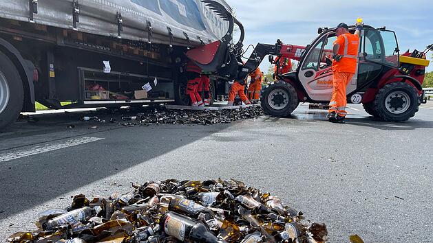 Kulmbach: Neue "Bierkurve"? Laster verliert 300 K&auml;sten - "Bierschoff" meldet sich