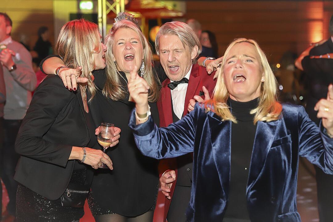 Es wurde in das Jahr 2025 gefeiert.