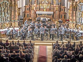 Mit ihrer Mischung aus traditionellen Weihnachtsliedern und modernen Musikst&uuml;cken begeisterten die Milit&auml;rmusiker aus Veitsh&ouml;chheim die Zuschauer.