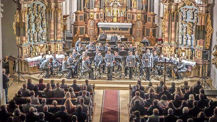 Mit ihrer Mischung aus traditionellen Weihnachtsliedern und modernen Musikst&uuml;cken begeisterten die Milit&auml;rmusiker aus Veitsh&ouml;chheim die Zuschauer.
