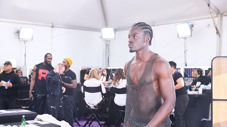 Ibo und die anderen Models pr&auml;sentieren knappe Bademode.