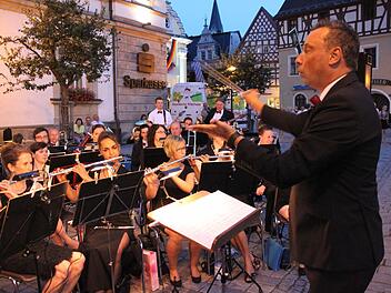 Heißer Sound statt böhmischer Gemütlichkeit: Das symphonische Blasorchester des Musikvereins Kasendorf - hier bei einem Auftritt auf dem Kulmbacher Marktplatz - ist sehr beliebt. Foto: Archiv/Stephan Stöckel