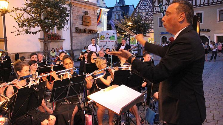 Heißer Sound statt böhmischer Gemütlichkeit: Das symphonische Blasorchester des Musikvereins Kasendorf - hier bei einem Auftritt auf dem Kulmbacher Marktplatz - ist sehr beliebt. Foto: Archiv/Stephan Stöckel