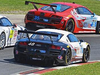 Der Kirchleuser Christopher Haase im Audi R8 LMS (vorne) hält in der USCC-Rennserie Kontakt zu den Spitzenplätzen. Foto: Manfred Wolf