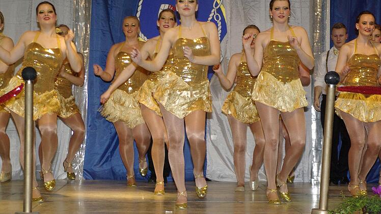 Gold-Glitzer und Glamour in Hollywood präsentiert die Ha-Ka-Ge- ShowtanzgruppeFoto: Winfried Ehling