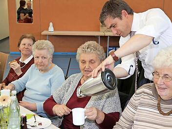 Bürgermeister Gunselmann schenkt Kaffee nach.  Foto: Mathias Erlwein
