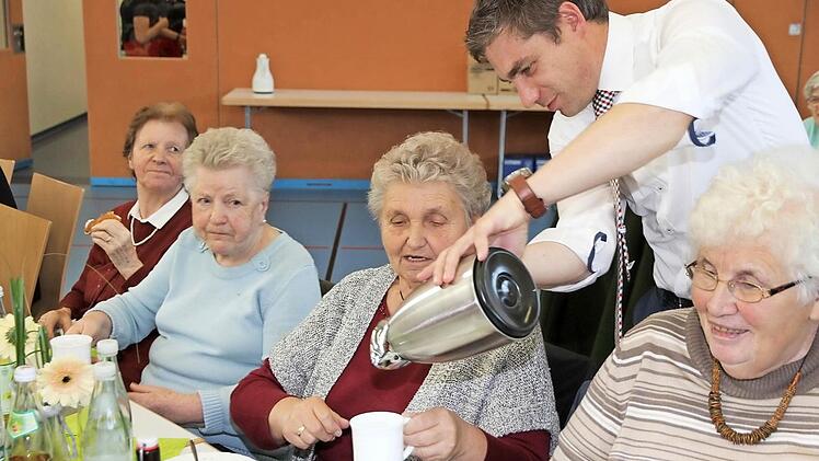 Bürgermeister Gunselmann schenkt Kaffee nach.  Foto: Mathias Erlwein