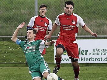 Der Giecher Oliver Kolb (l.) wird von Johannes Rost gefoult; hinten Jan Seidler. Fotos: sportpress
