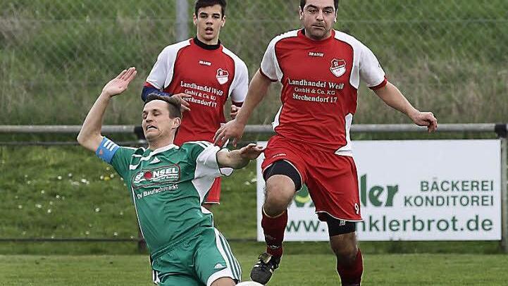 Der Giecher Oliver Kolb (l.) wird von Johannes Rost gefoult; hinten Jan Seidler. Fotos: sportpress
