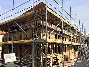 Ein Bild mit Symbolgehalt: An den Unteren Mühlen wird mit dem planvollen Abbau der alten Sterzersmühle begonnen.  Foto: M. Wehner