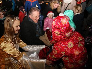 Für die Kinder gab es eine Bescherung: Christkind Emma und Oberbürgermeister Henry Schramm verteilten Geschenke. Foto: Alexander Hartmann