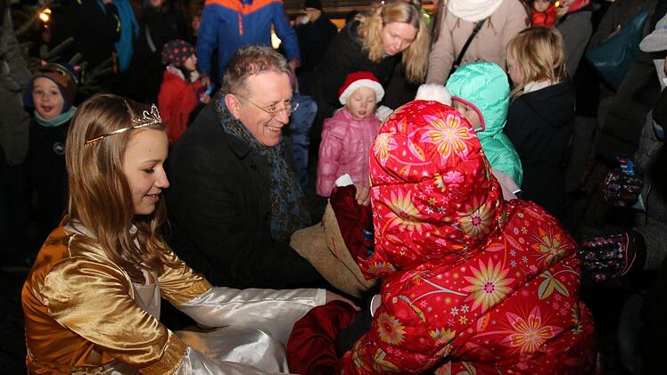 Für die Kinder gab es eine Bescherung: Christkind Emma und Oberbürgermeister Henry Schramm verteilten Geschenke. Foto: Alexander Hartmann