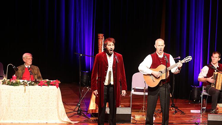 Siegfried Rauch präsentiert die Künstler, die mit ihm auftreten. Foto: Wolfgang Desombre