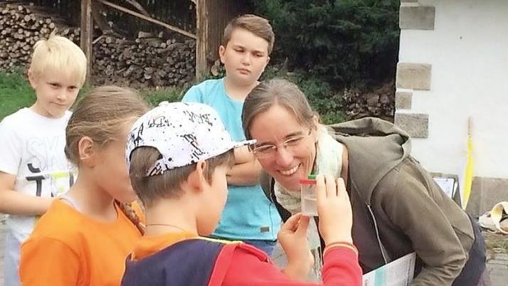 Was schwimmt denn da im Lupenbecher? Kinder erforschten die Tiere der Sinn.  Foto: Kathrin Romeis-Merten