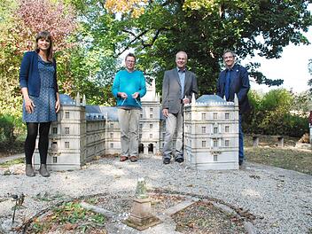 Annabelle Menzner, Stefan Hinterleitner (beide Regionalmanagement), Bezirksrat Frank Rebhan und Coburgs Dritter Bürgermeister Thomas Nowak machen sich für den Erhalt und die Sanierung von Coburg in Miniatur stark. Fotos: Christiane Lehmann