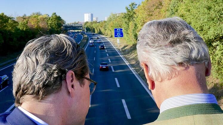 Joachim Herrmann (r.) erklärt Andreas Scheuer die Idee einer Einhausung der A 73.  Foto: Nikolas Pelke