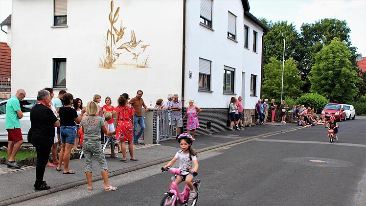 Groß und Klein: Die Serenade bringt die Familien zusammen. Foto: Werner Vogel